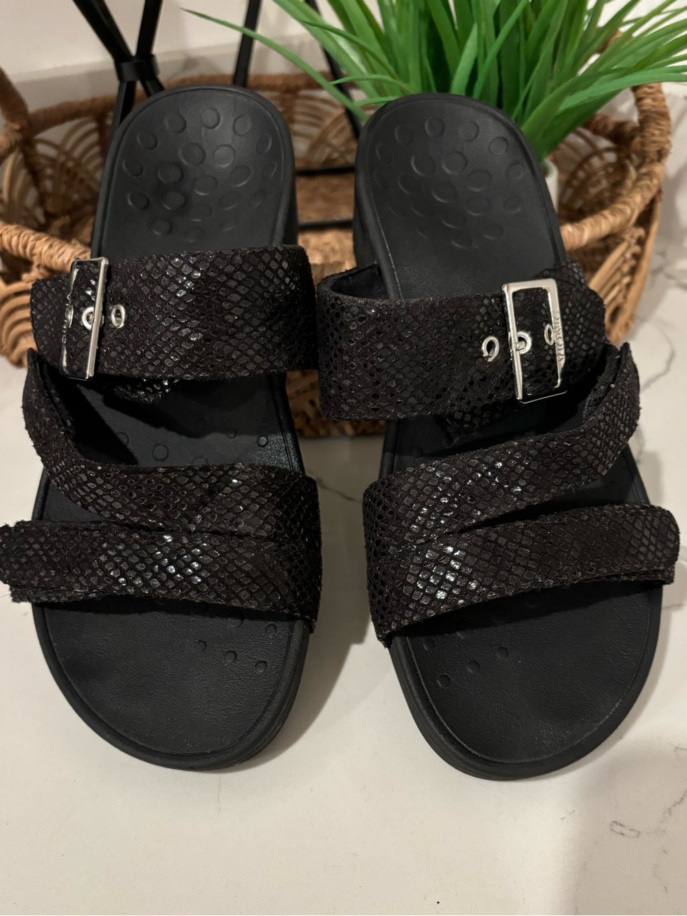 Vionic Rio Wedge Platform Black Reptile Embossed Sandals Buckles Womens Size 9 - Picture 2 of 12